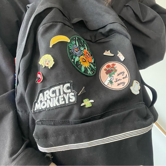 Herschel Backpack with patches & enamel pins - Picture 4 of 4